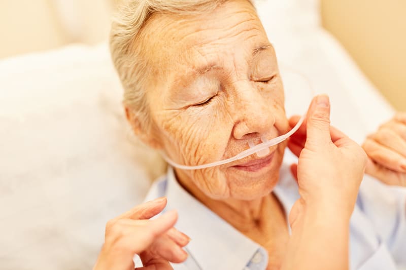 Sauerstofftherapie-Behandlungen - Ältere Frau bei der Sauerstofftherapie