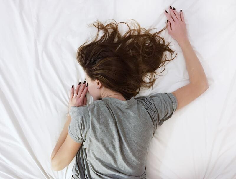 Post-Covid-Syndrom - Frau schläft im bett