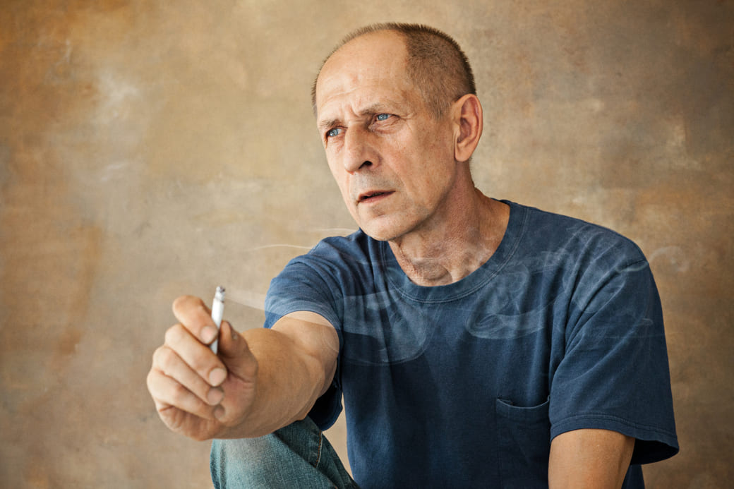 COPD-Lungenkrankheit - Mann raucht eine Zigarette
